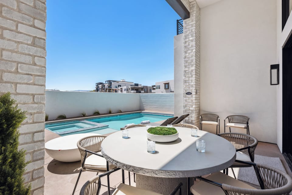 Private Pool, Hot Tub + Covered Patio Table and Chairs