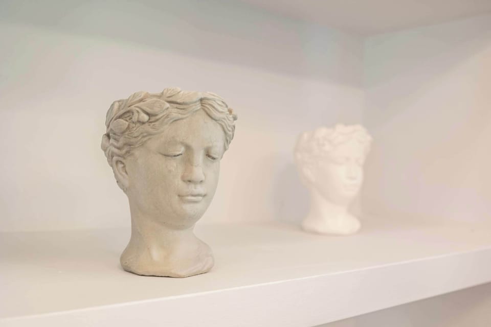 Art-Inspired Decor and Sculpture Details for a Touch of Elegance

