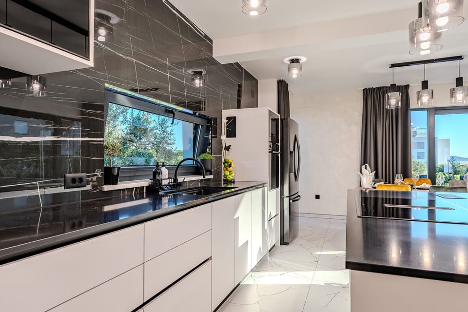 Microwave, oven, dishwasher, coffee/tea maker