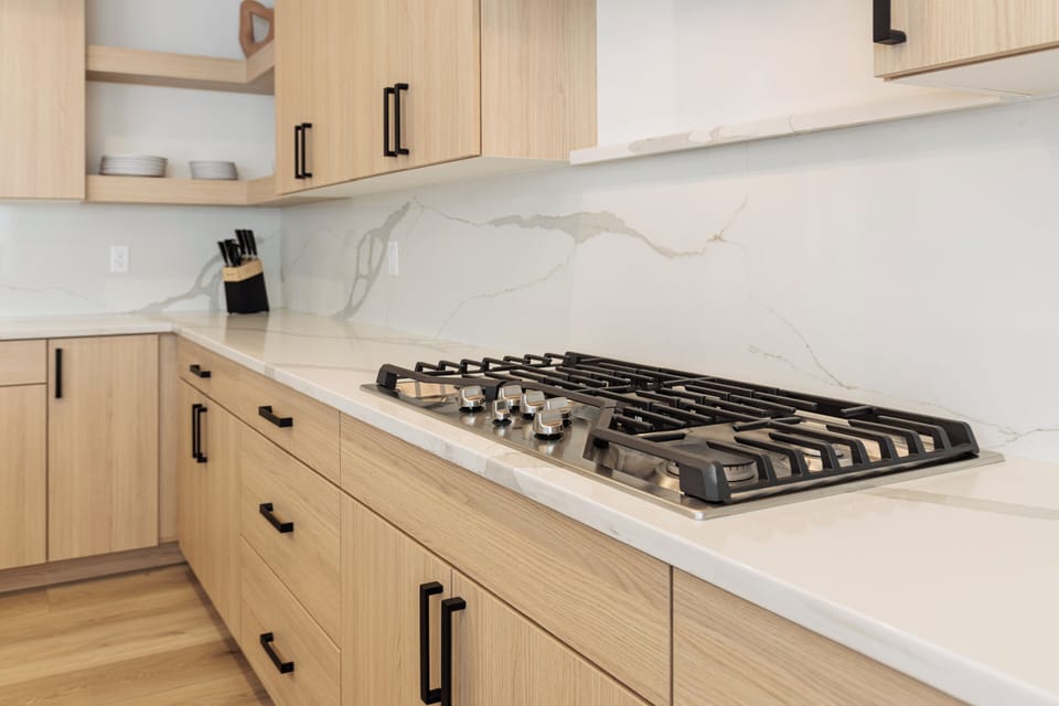 Kitchen Range - Gas stove and beautiful granite countertops.