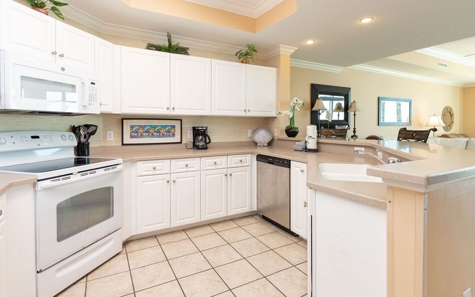 Condo, 3 Bedrooms | Private kitchen | Coffee/tea maker, fridge, oven