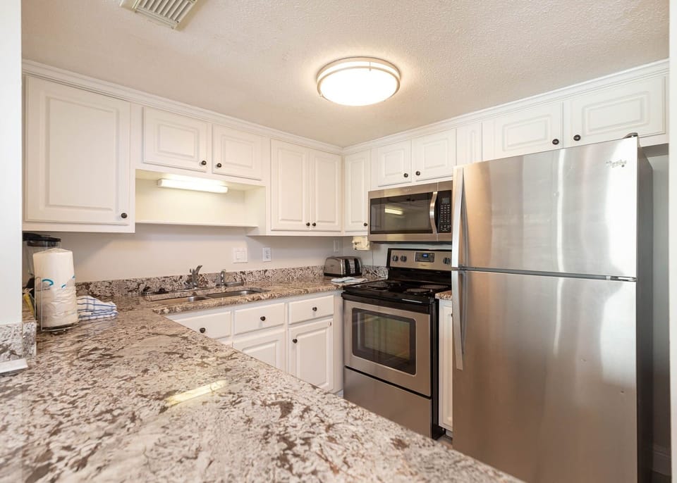 Condo, 4 Bedrooms | Private kitchen | Fridge, oven, coffee/tea maker
