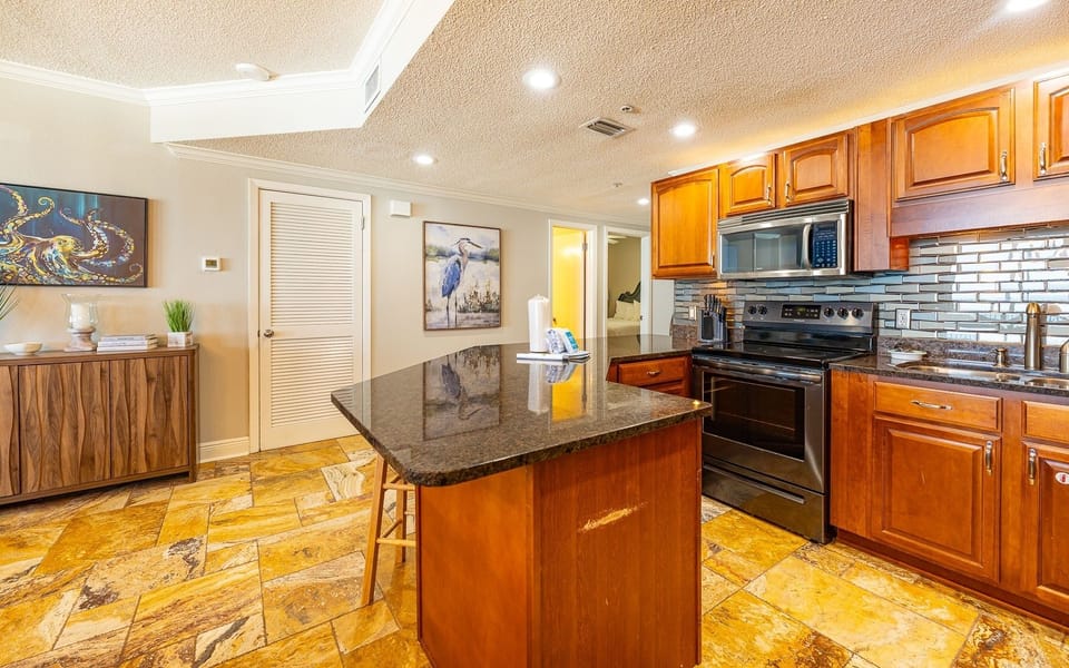 Condo, 3 Bedrooms | Private kitchen | Coffee/tea maker, fridge, oven