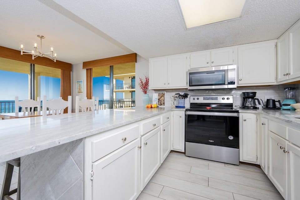 Condo, 3 Bedrooms | Private kitchen | Fridge, oven, coffee/tea maker