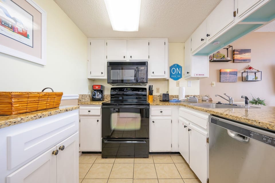 Condo, 1 Bedroom | Private kitchen | Coffee/tea maker, fridge, oven