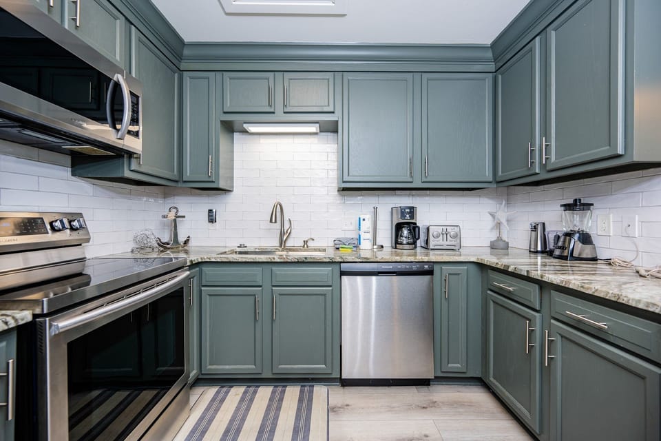 Condo, 2 Bedrooms | Private kitchen | Fridge, oven, coffee/tea maker