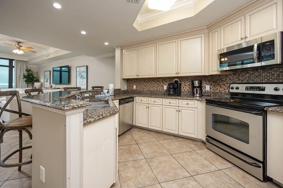 Condo, 3 Bedrooms | Private kitchen | Coffee/tea maker, fridge, oven