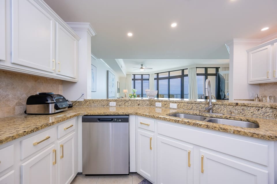 Condo, 3 Bedrooms | Private kitchen | Coffee/tea maker, fridge, oven