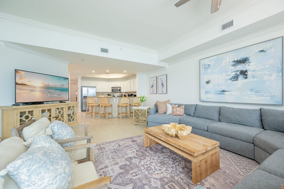 Condo, 3 Bedrooms | Living area