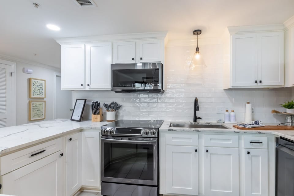 Condo, 3 Bedrooms | Private kitchen | Fridge, oven, coffee/tea maker