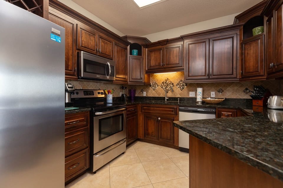 Condo, 1 Bedroom | Private kitchen | Fridge, oven, coffee/tea maker