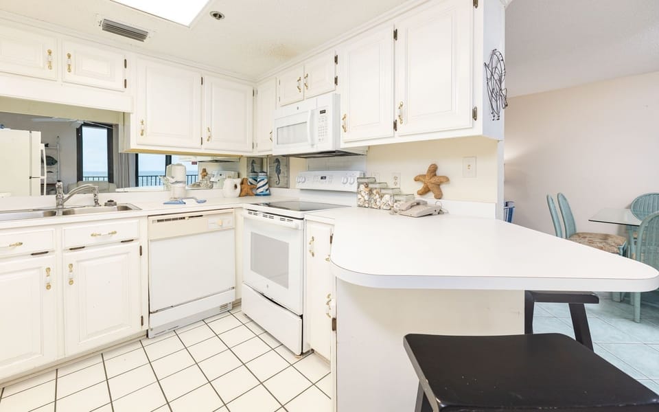 Condo, 1 Bedroom | Private kitchen | Fridge, oven, coffee/tea maker