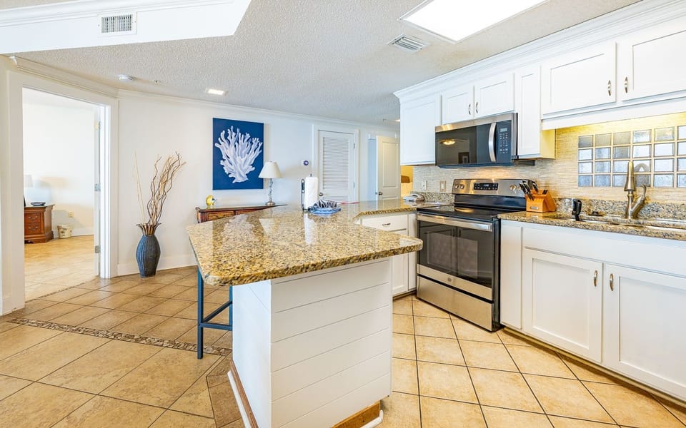 Condo, 3 Bedrooms | Private kitchen | Fridge, oven, coffee/tea maker