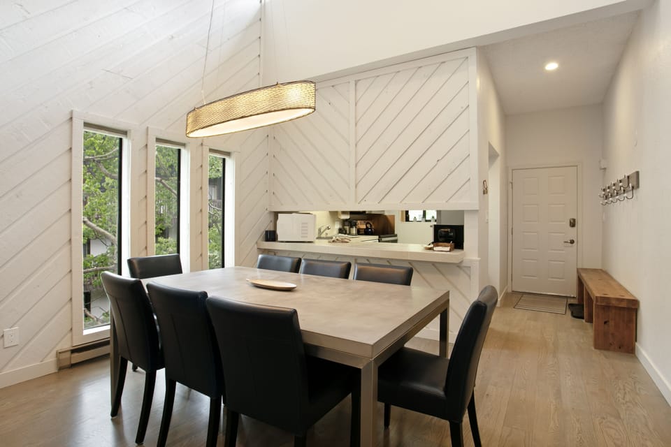 Condo, 2 Bedrooms | Dining
