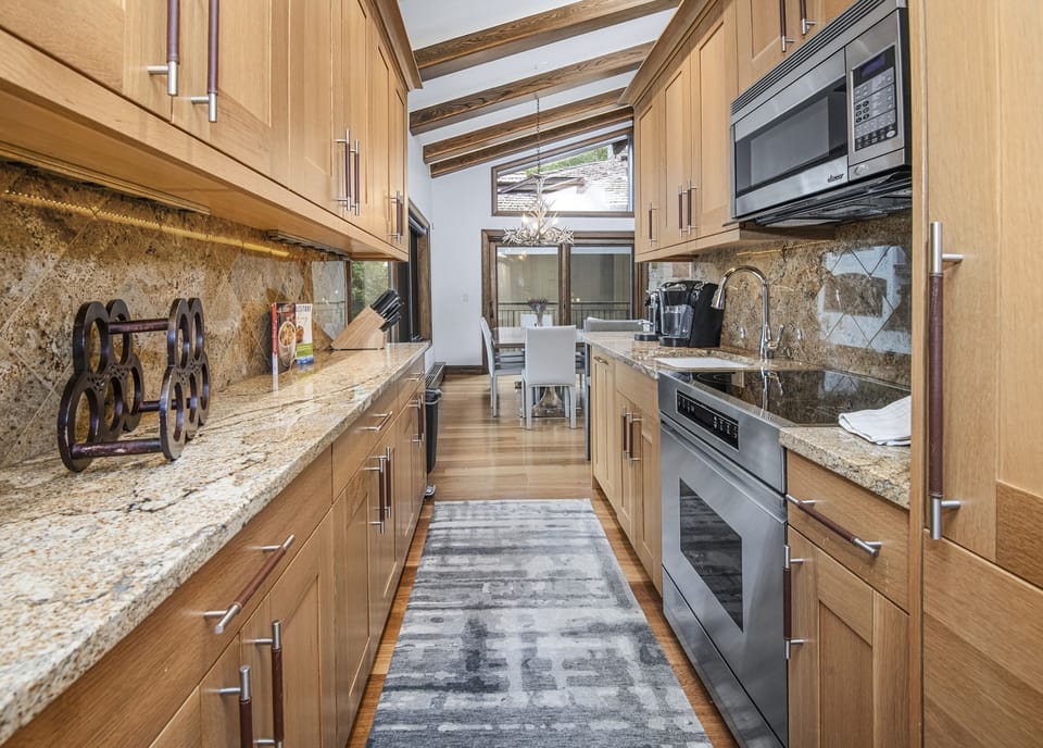 Condo, 3 Bedrooms | Private kitchen | Fridge, oven, coffee/tea maker, toaster