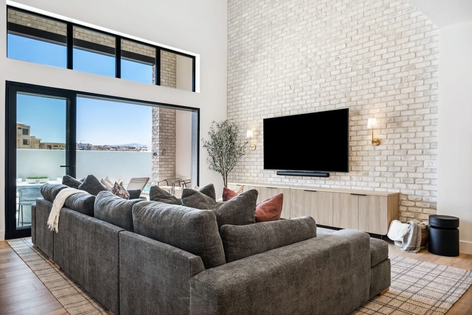 House, 6 Bedrooms | Living area | Smart TV