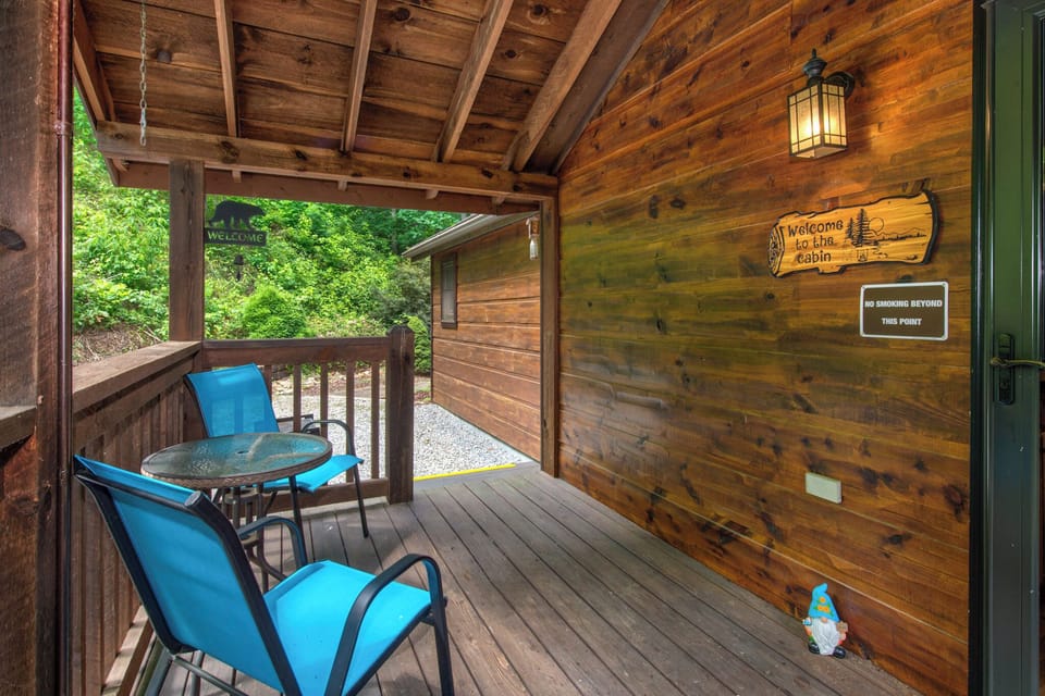 Misty Mountain Cabin' relaxing deck