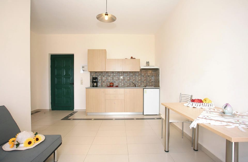 Comfort Apartment, Sea View | Private kitchen | Mini-fridge, stovetop, coffee/tea maker, electric kettle