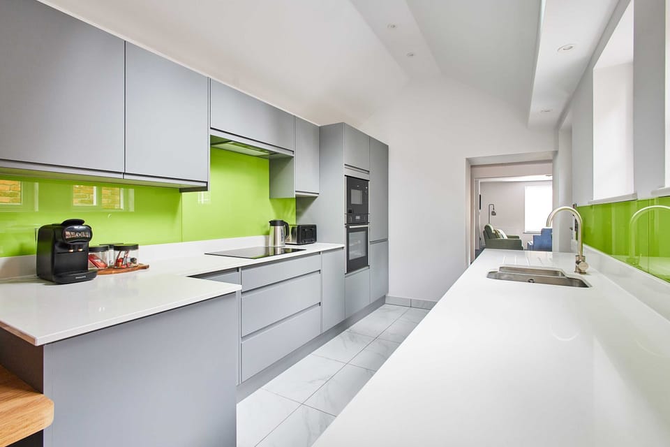 House | 2 bedrooms, desk