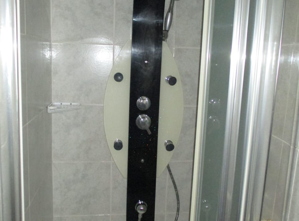 Villa (Standard Double Room with Balcony) | Bathroom | Towels