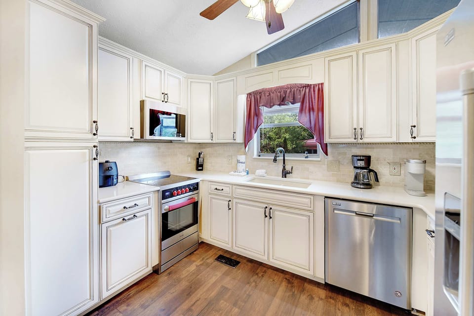 Fully stocked kitchen for all your cooking needs. Drip and pod style coffee makers, blender, toaster and toaster oven