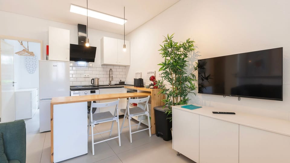 Enjoy your evenings in this comfortable space with a large Smart TV and free Wi-Fi.
#comfort #holidays #smarttv #wifi #technology #portugal #pt #carcavelos