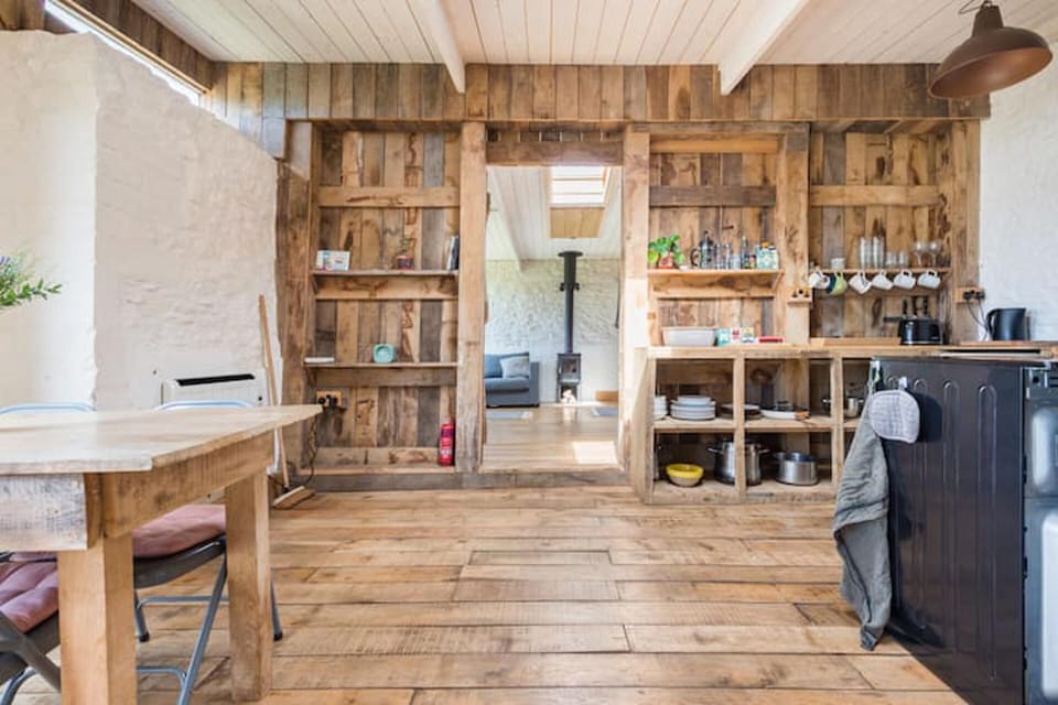 Cottage | Private kitchen | Fridge, oven, stovetop, electric kettle