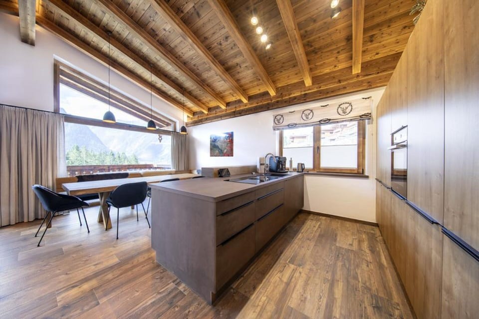 Chalet | Private kitchen | Electric kettle, toaster, cookware/dishes/utensils