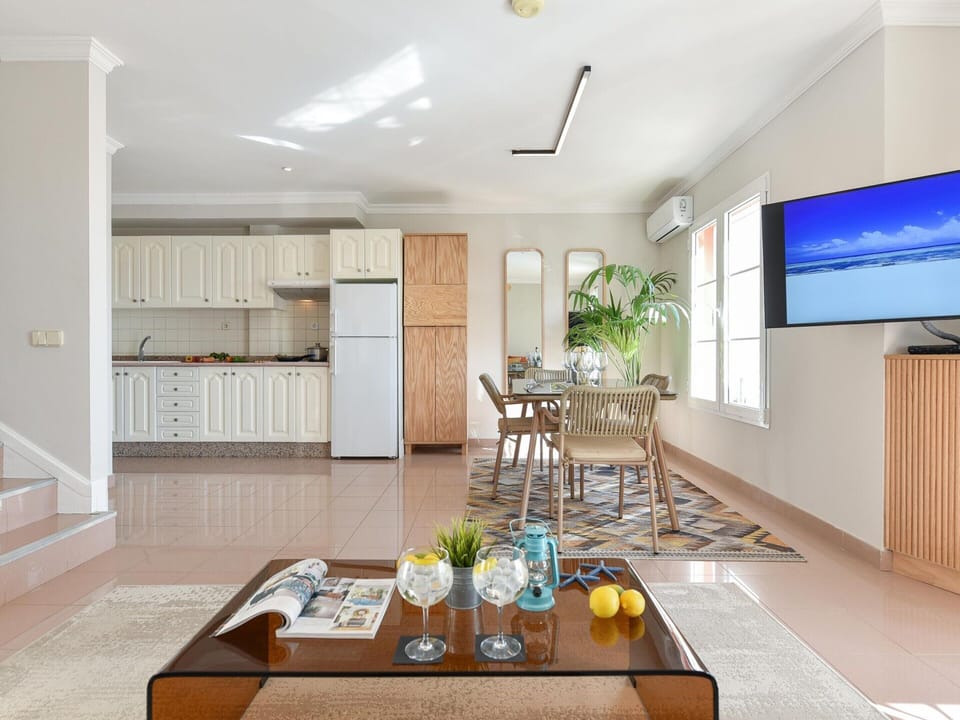 Chalet | Private kitchen | Electric kettle, toaster, highchair, cookware/dishes/utensils