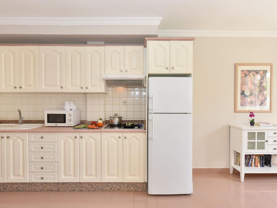 Chalet | Private kitchen | Electric kettle, toaster, highchair, cookware/dishes/utensils