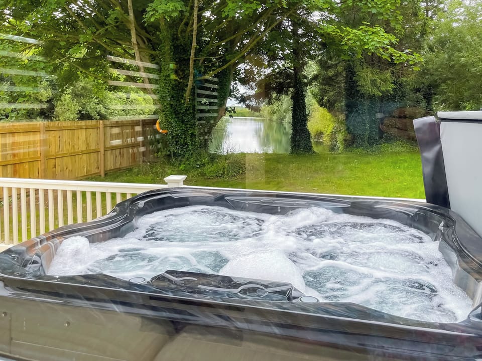 Hot tub | Shirley&rsquo;s Haven - Emmotland Holidays, Driffield