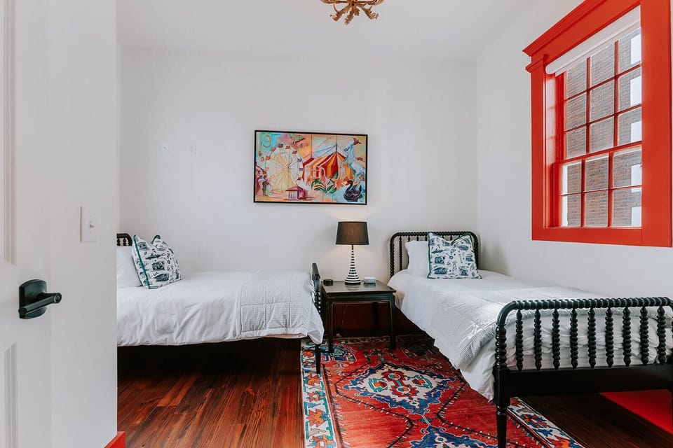 Small bedroom in Ares Suite with 2 twin beds