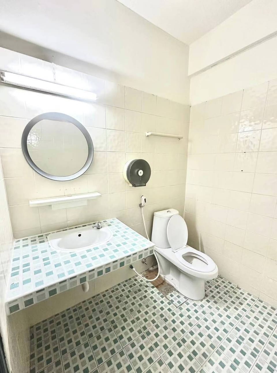 Standard Room, 2 Twin Beds, Non Smoking | Bathroom | Slippers