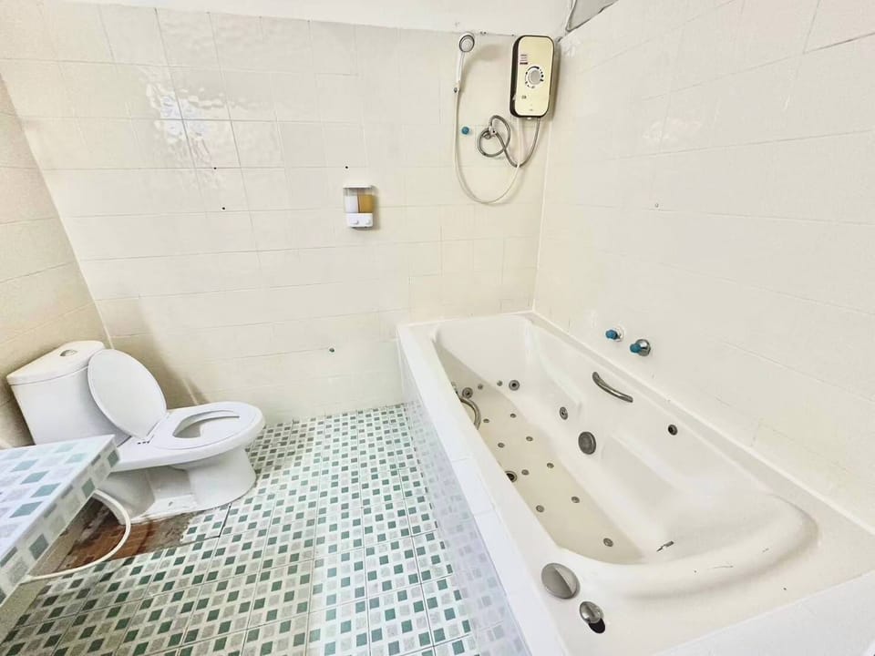 Standard Room, 2 Twin Beds, Non Smoking | Bathroom | Slippers