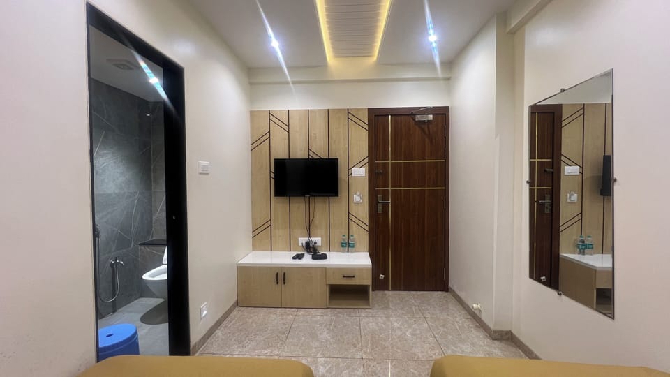 Deluxe Room | Iron/ironing board, free WiFi
