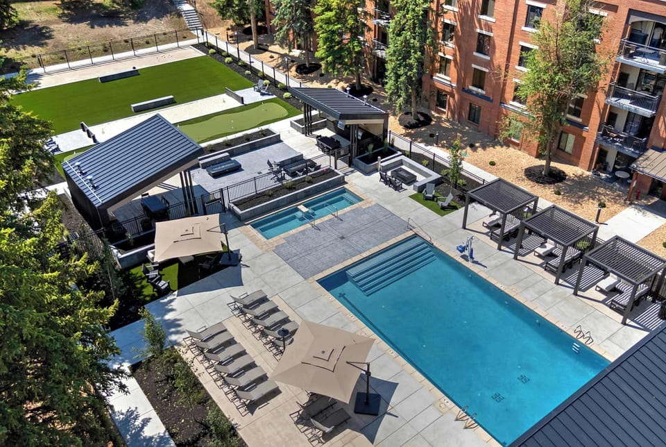 Shared pool & hot tub area