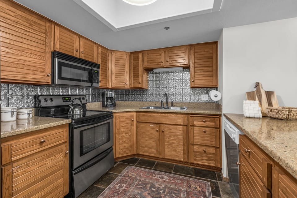 Kitchen: Well equipped kitchen, updated appliances, kitchen bar w/2 bar stools