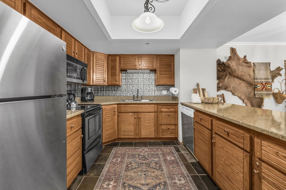 Kitchen: Well equipped kitchen, updated appliances, kitchen bar w/2 bar stools