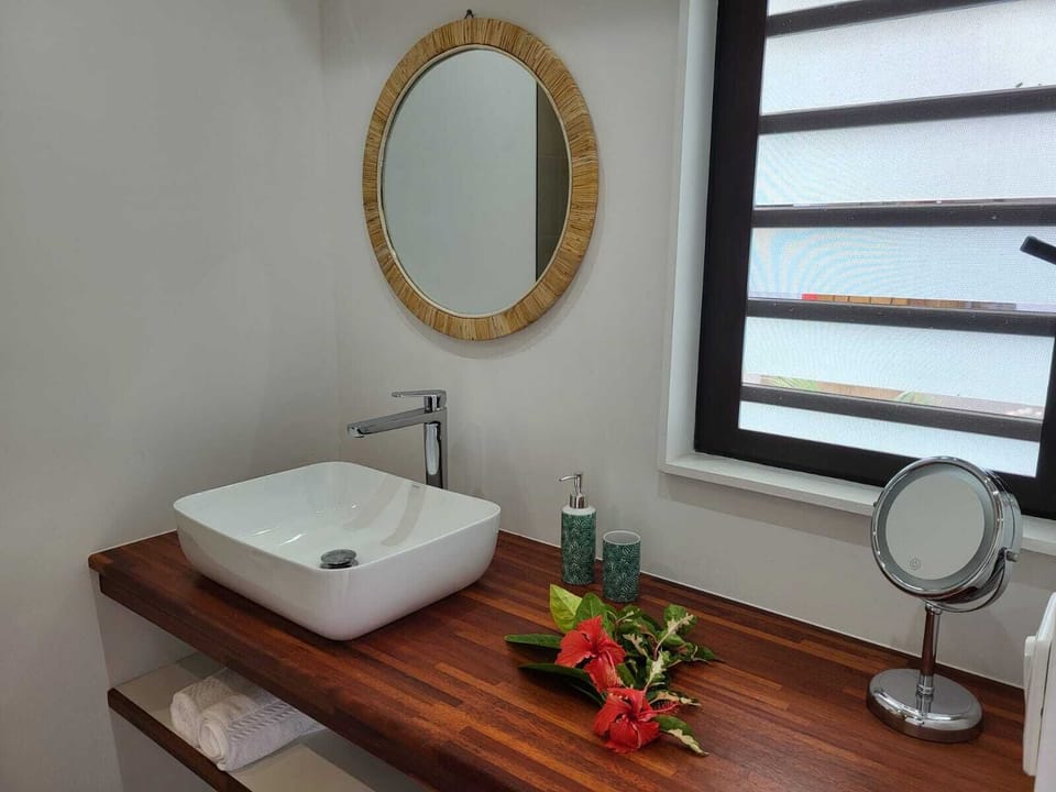 Deluxe Double Room, Garden View | Bathroom | Shower, towels, toilet paper