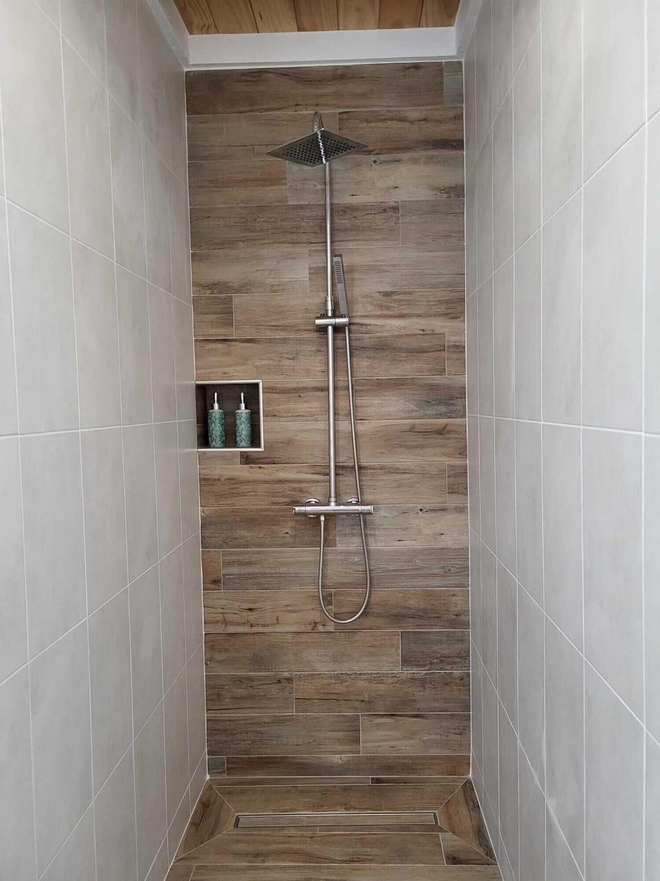 Deluxe Double Room, Garden View | Bathroom | Shower, towels, toilet paper
