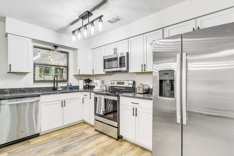 Kitchen | Keurig Coffee Maker | Toaster | Blender