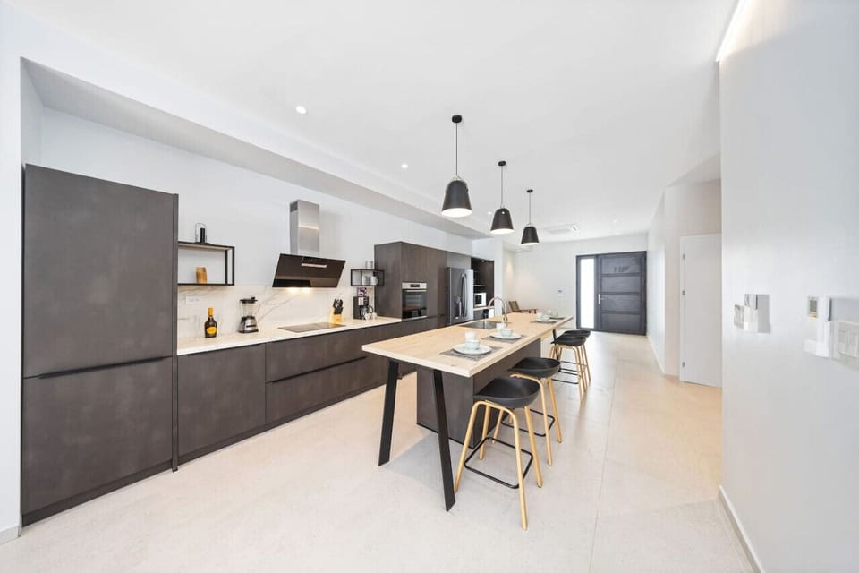 A fully equipped with state-of-the-art cooking appliances that make it suitable for preparing any meal. Spacious countertops and large island provide plenty of room for you to work your MasterChef magic.
