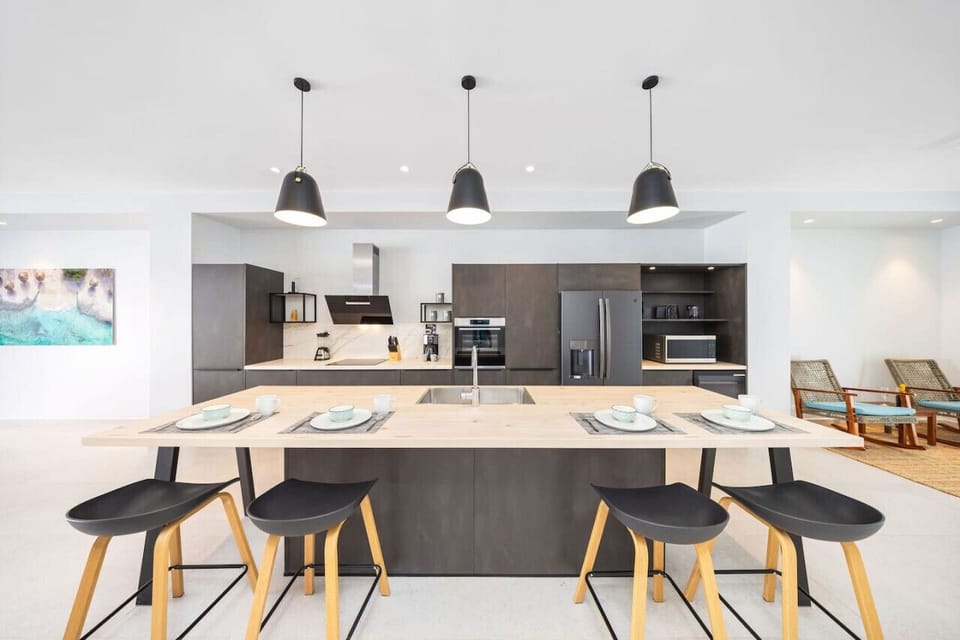 A fully equipped with state-of-the-art cooking appliances that make it suitable for preparing any meal. Spacious countertops and large island provide plenty of room for you to work your MasterChef magic.