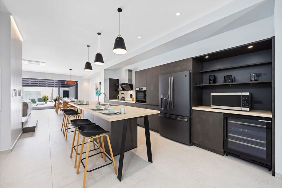 A fully equipped with state-of-the-art cooking appliances that make it suitable for preparing any meal. Spacious countertops and large island provide plenty of room for you to work your MasterChef magic.