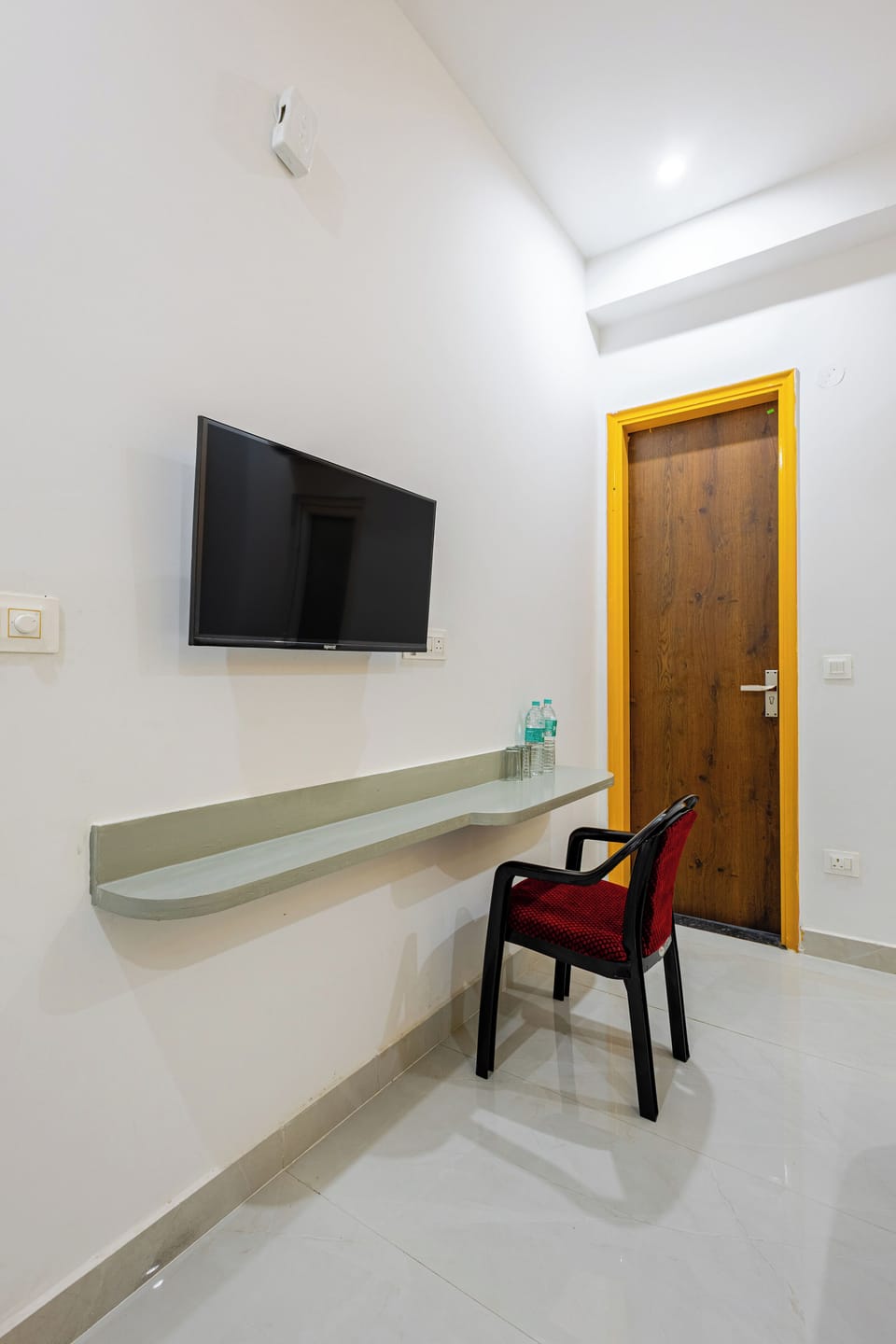 1 bedroom, Egyptian cotton sheets, premium bedding, desk