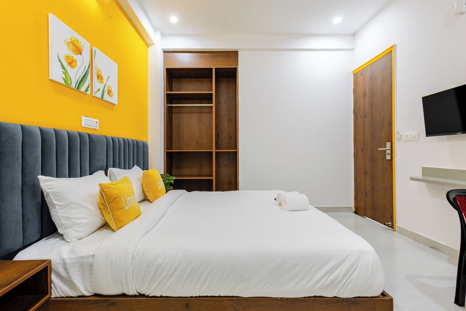 1 bedroom, Egyptian cotton sheets, premium bedding, desk