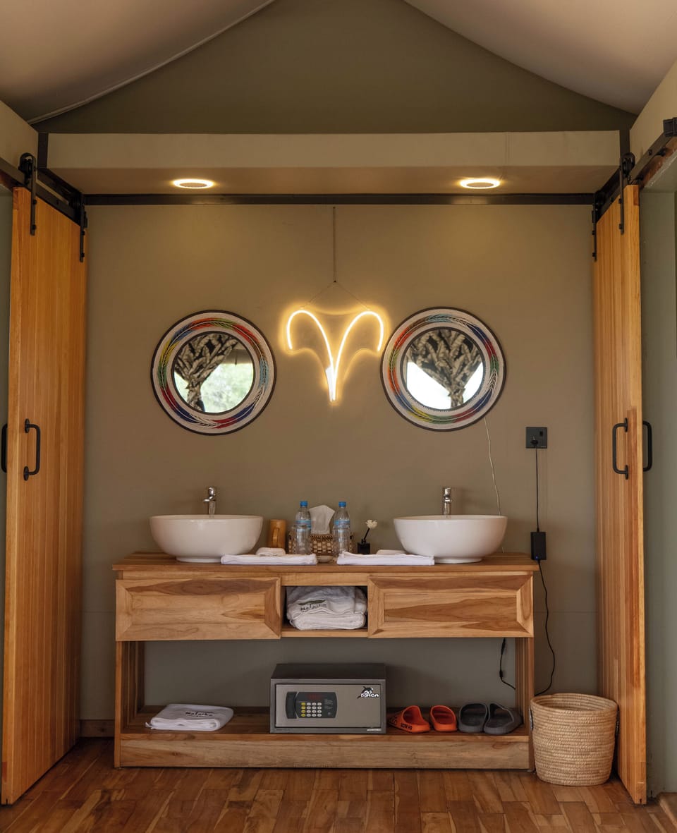Executive Tent | Bathroom | Separate tub and shower, rainfall showerhead, free toiletries