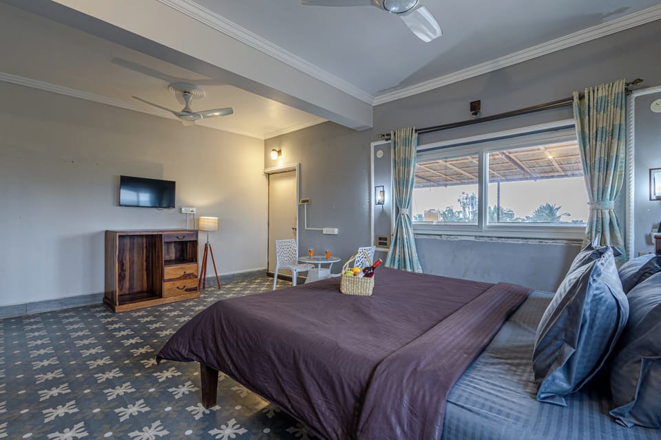 Deluxe Suite, Balcony, Hill View | 1 bedroom, desk, laptop workspace, soundproofing