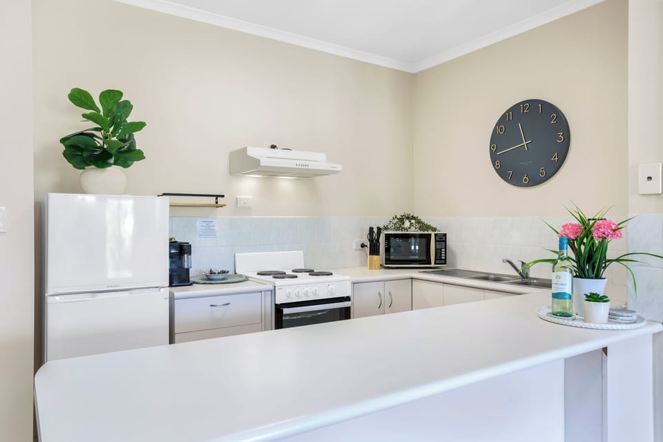 Comfort Apartment, Balcony | Private kitchen | Full-size fridge, microwave, oven, stovetop