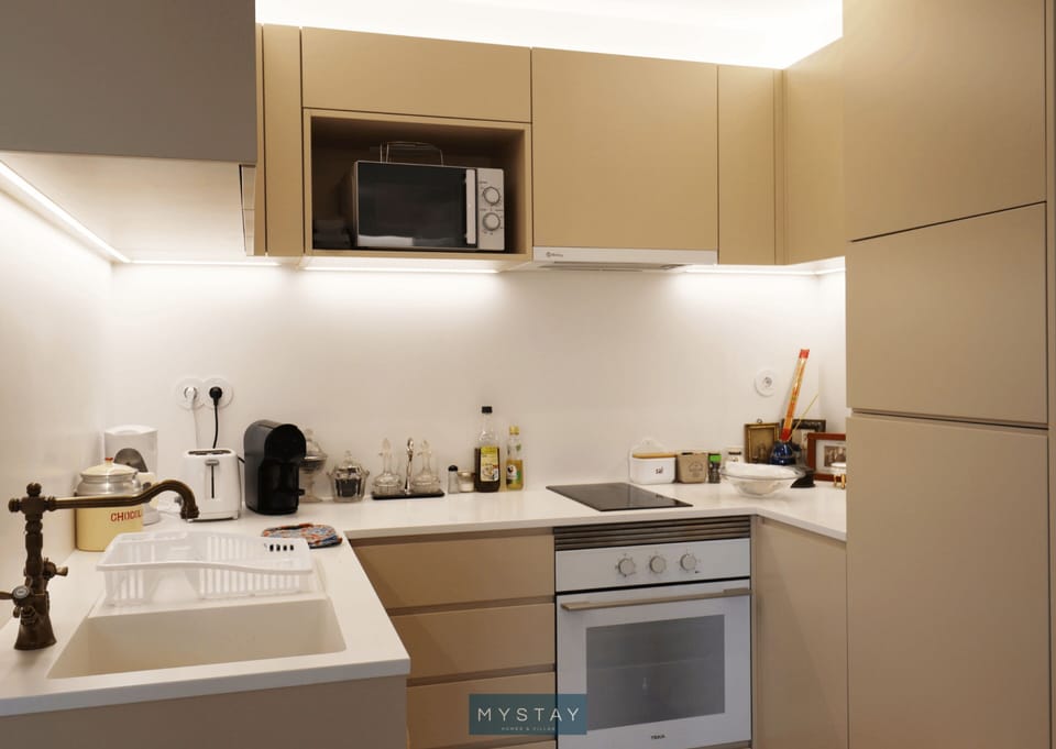 Deluxe Apartment, City View | Private kitchen | Espresso maker